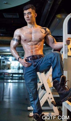 抖音腹肌帅哥版