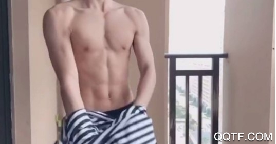 抖音腹肌帅哥版